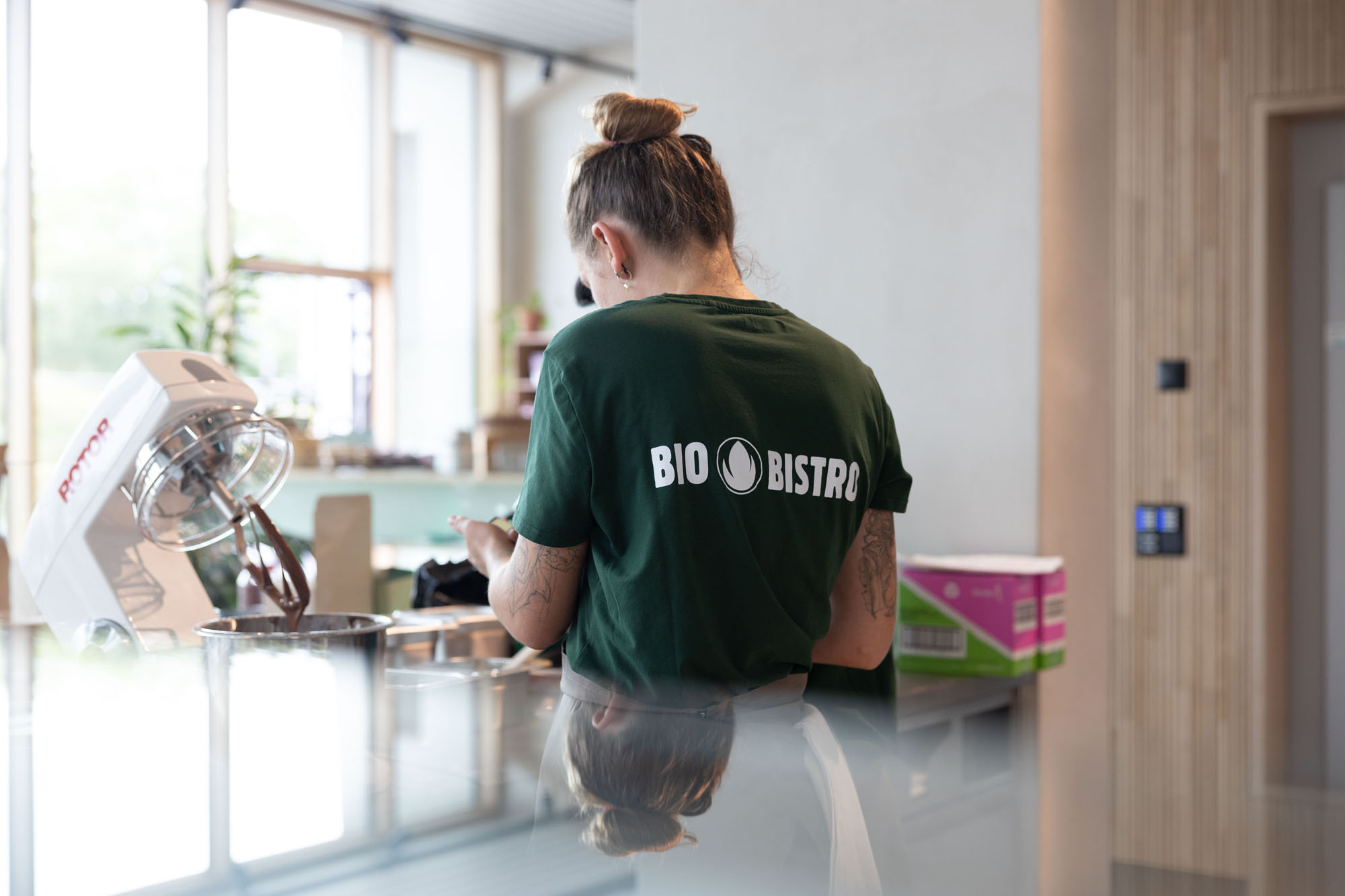 Eine Person, die mit einer Küchenmaschine arbeitet