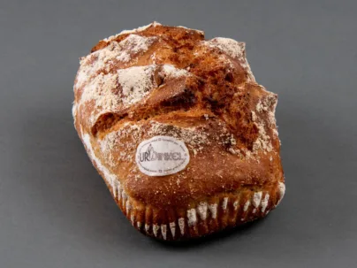 Ein Ur-Dinkelbrot auf dunkelgrauem Untergrund.