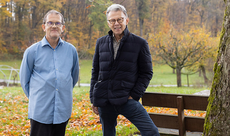 Ein Portraitfoto von Hans Rudolf Olpe und seinem Bruder